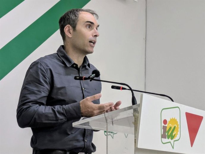 El líder de IU-A, Toni Valero, en rueda de prensa en Málaga.