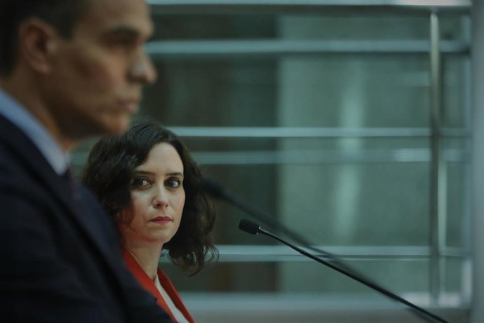 Archivo - Imagen de una comparecencia conjunta del presidente del Gobierno, Pedro Sánchez, y la jefa del Ejecutivo madrileño, Isabel Día Ayuso