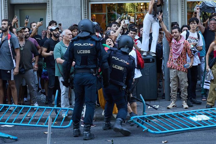 Cargas policiales a varias personas que protestan por Palestina en Atocha, el día de la etapa 21 de la Vuelta Ciclista a España, a 14 de septiembre de 2025, en Madrid (España).