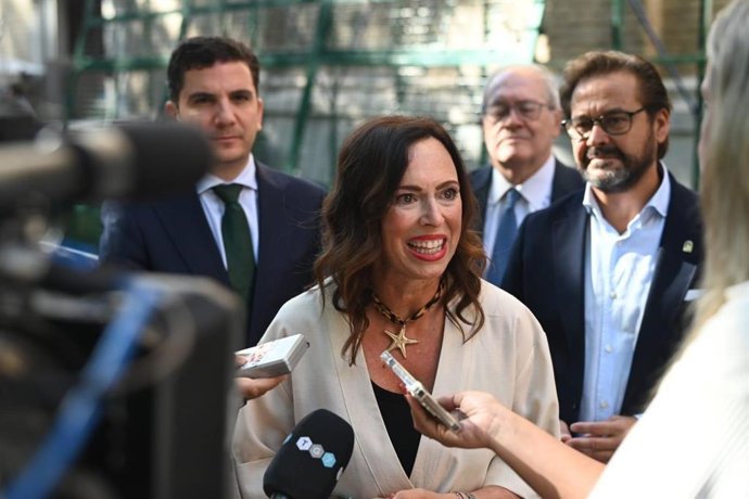 La consejera de Fomento, Rocío Díaz, atiende a los medios en el marco de la visita a la Basílica de la Virgen de las Angustias con motivo de la ofrenda floral a la Patrona de Granada, en presencia del delegado del Gobierno andaluz, Antonio Granados (1d)