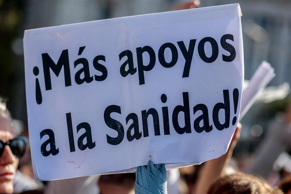 Archivo - Cartel de una manifestación de sanitarios, foto de archivo.