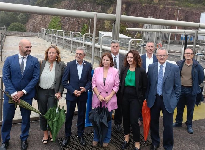 El secretario de Estado de Medio Ambiente, Hugo Morán (tercero por la izda), junto a otras autoridades, en la firma del acta de entrega de las obras de mejora de la Estación Depuradora de Aguas Residuales (EDAR) de Gijón Oeste (La Reguerona).
