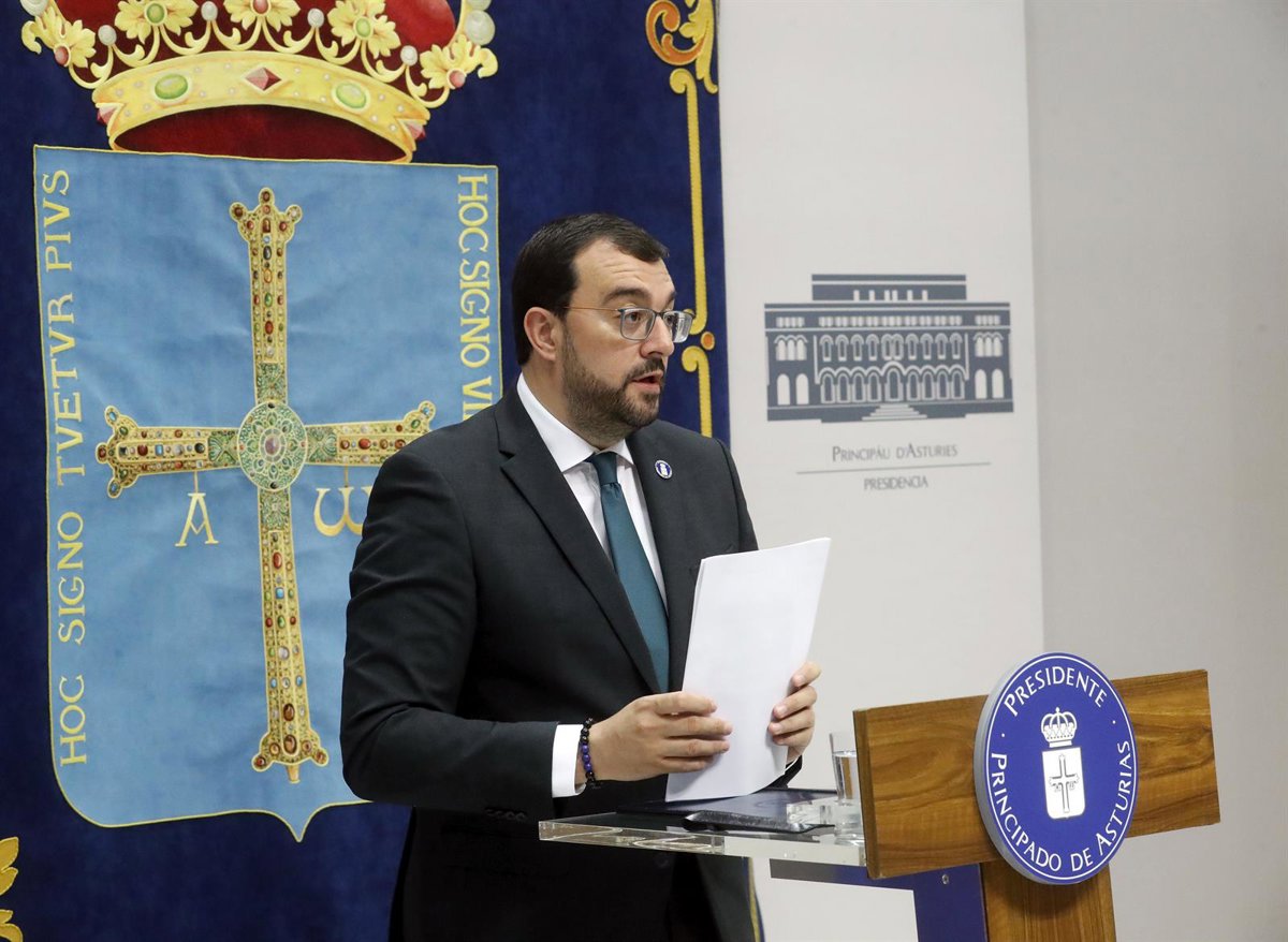 Barbón niega que nadie en el PSOE asturiano calle para no ser señalado