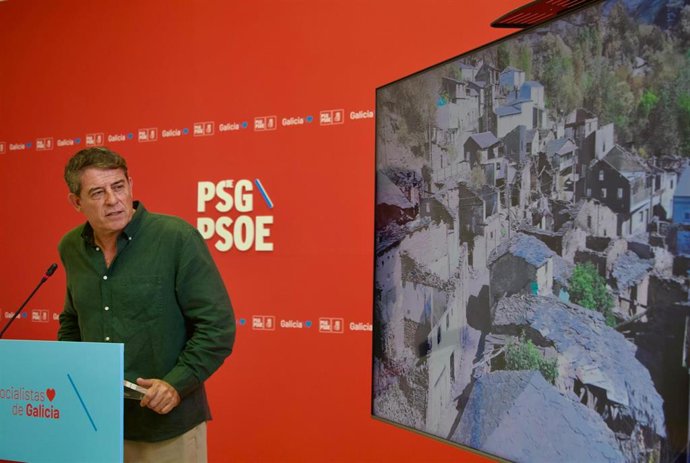 El secretario xeral del PSdeG, José Ramón Besteiro, en rueda de prensa en el Parlamento de Galicia