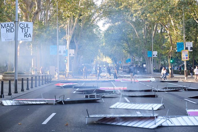 Vallas tiradas tras las cargas policiales a varias personas que protestan a favor de Palestina en Atocha, el día de la etapa 21 de la Vuelta Ciclista a España, a 14 de septiembre de 2025, en Madrid (España). La Vuelta Ciclista a España pone hoy en Madrid 