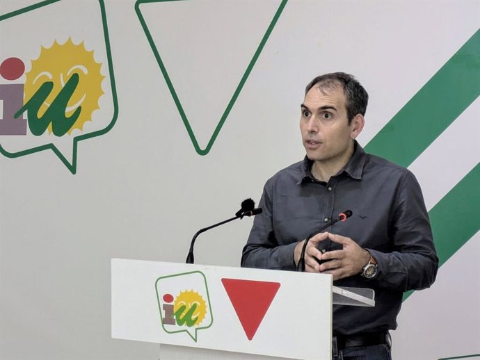 El coordinador general de IU Andalucía, Toni Valero, en rueda de prensa en Málaga.