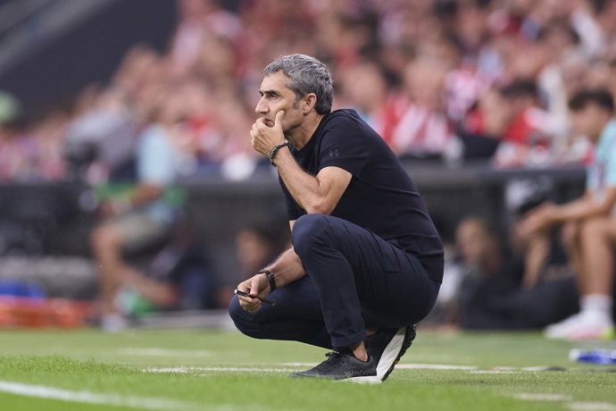 Ernesto Valverde, head coach of Athletic Club, looks on during the LaLiga EA Sports match between Athletic Club and Rayo Vallecano at San Mames on August 25, 2025, in Bilbao, Spain.