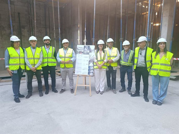 Autoridadess en su visita a las obras de remodelación del antiguo edificio de Hacienda en Huelva.