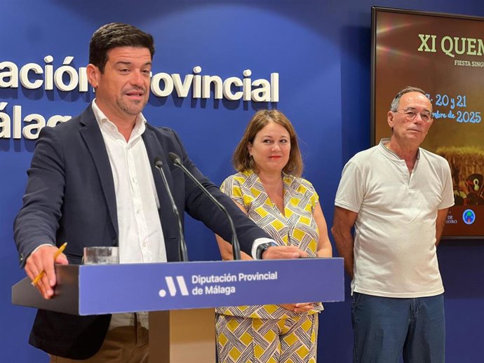 El vicepresidente de la Diputación de Málaga y diputado de Territorio Sostenible, Cristóbal Ortega, junto a la alcaldesa de Algarrobo, Natacha Rivas, y el presidente de la Asociación Quema de Algarrobo, Sebastián Sánchez