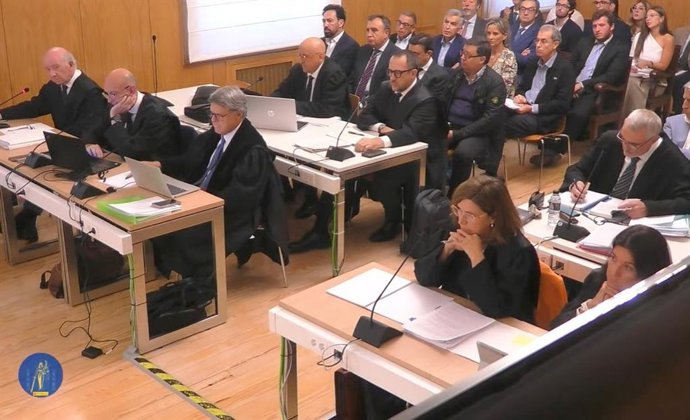 Los acusados y sus defensas durante la primera de las sesiones del juicio por la 'trama eólica' que ha empezado este lunes para el trámite de cuestiones previas.