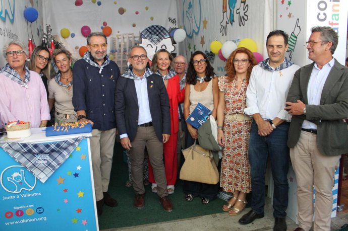 El consejero de Sanidad de Castilla-La Mancha, Jesús Fernández, en su visita a los estands de asociaciones sociosanitarias de la Feria de Albacete  -. Firma: LGB/MIG .-