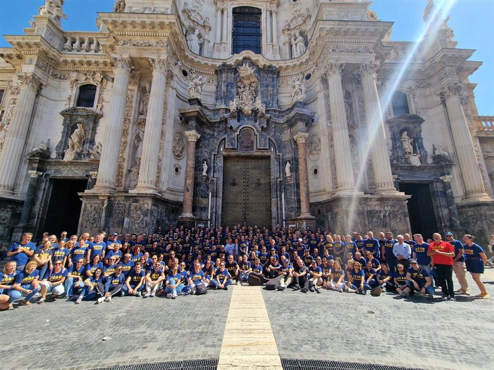 Miembros del Personal de Administración y Servicios de la UCAM tras su llegada a la Catedral de Murcia en el marco del Jubileo de la Esperanza