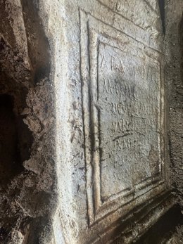 Hayan un altar romano del siglo III en las excavaciones de la Iglesia del Sagrario