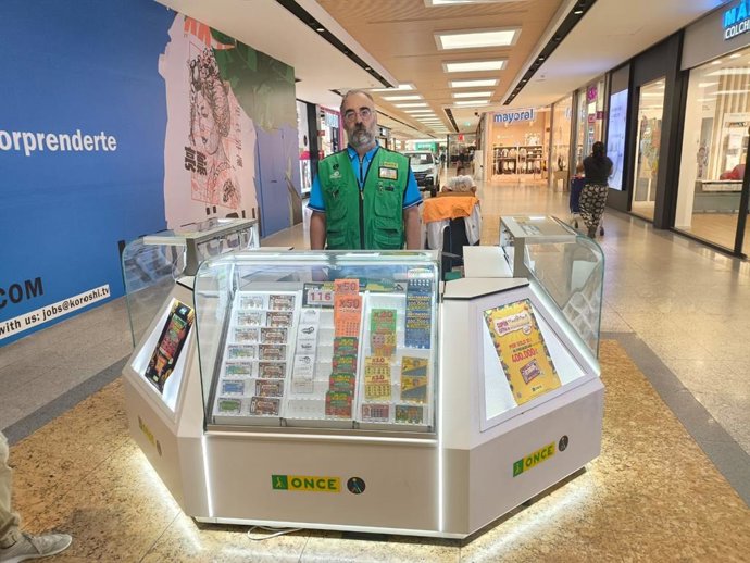 Óscar Benito Arsuaga en uno de los puntos de venta.