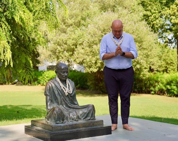Carnero ante la escultura de Ghandhi.