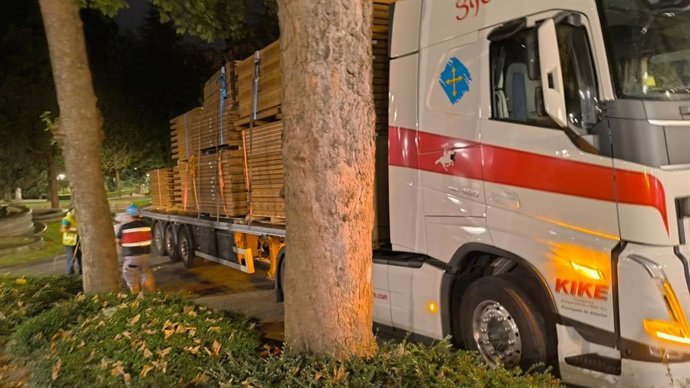 Camión de gran tonelaje en el Campo San Francisco de Oviedo.