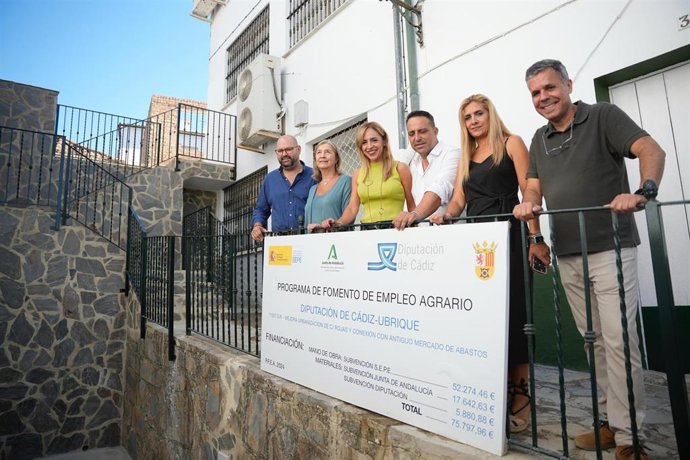 La presidenta de la Diputación, Almudena Martínez, en su visita a Ubrique para comprobar el estado de obras PFEA.