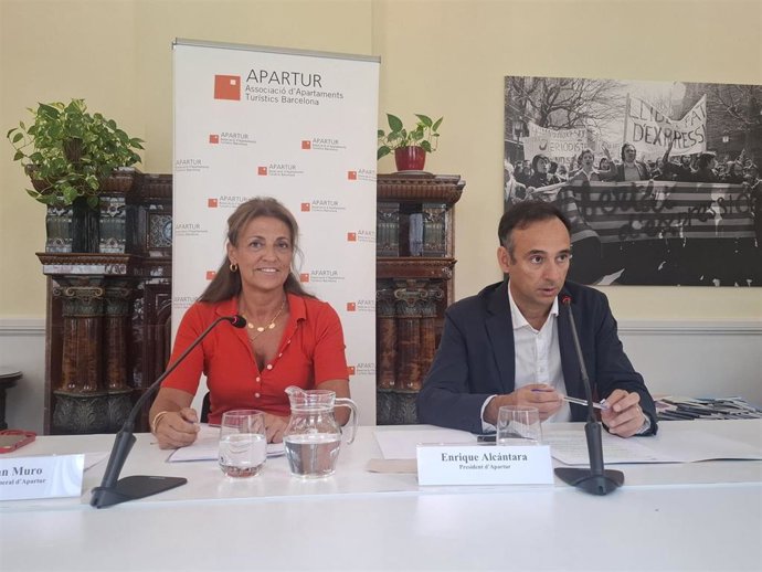 La directora general de Apartur Marian Muro y el presidente Enrique Alcántara