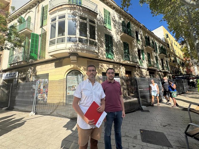 El conseller insular del PSIB en el Consell de Mallorca Joan Ferrer y el regidor del PSIB en el Ayuntamiento de Palma, Pepe Martínez, frente al edificio de 31 de Desembre.