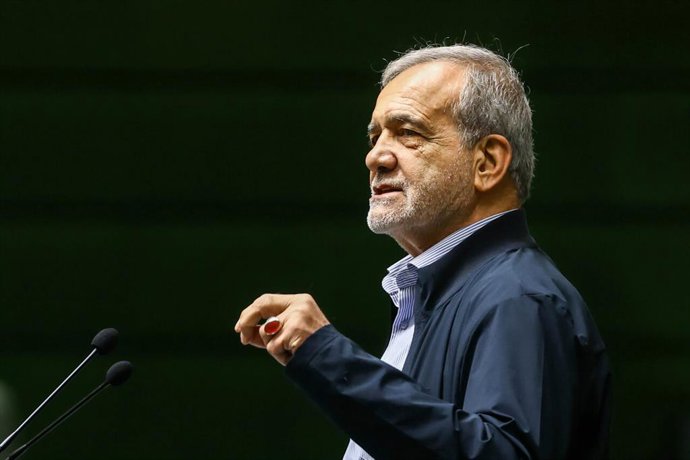 13 de setembro de 2025, Teerã, Irã: O presidente iraniano MASOUD PEZESHKIAN fala durante uma sessão fechada do Parlamento com a presença dos membros do Gabinete.