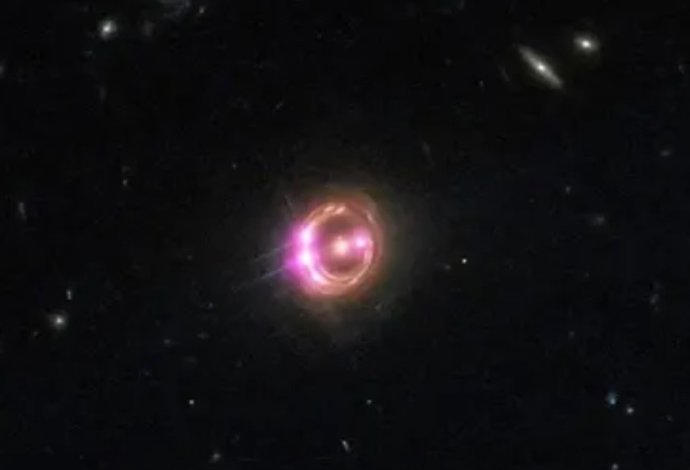 Uma galáxia intermediária dobra e amplia a luz do quasar de fundo RX J1131, produzindo quatro imagens distintas (mostradas em rosa).