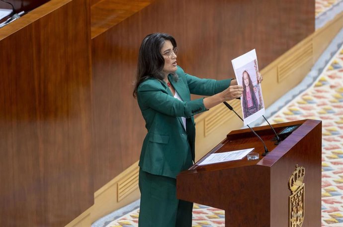 La portavoz de Más Madrid en la Asamblea, Manuela Bergerot, muestra una imagen de la niña de Gaza asesinada por el Ejército israelíe, Hind Rajab, durante su intervención en el segundo día del Debate sobre el Estado de la Región, en la Asamblea de Madrid