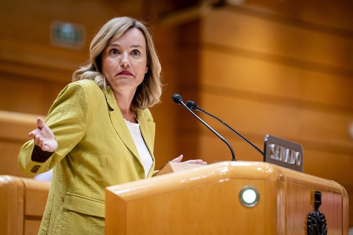A Ministra da Educação, Formação Profissional e Esporte, Pilar Alegría, fala durante uma sessão de controle do governo no Senado, em 9 de setembro de 2025, em Madri (Espanha). O governo enfrenta perguntas da oposição sobre o