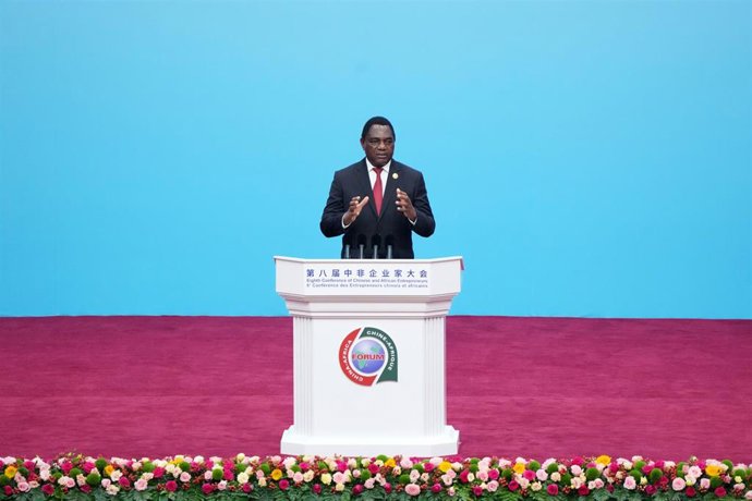 Archivo - El presidente de Zambia, Hakainde Hichilema, da un discurso ante la Conferencia de Emprendedores Chinos y Africanos celebrada en septiembre de 2024 en la capital de China, Pekín (archivo)