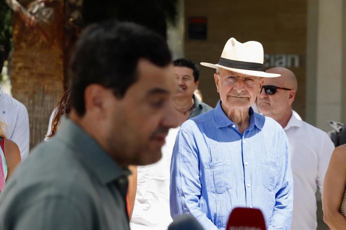 El alcalde de Málaga, Francisco de la Torre, junto al presidente de la Junta de Andalucía, Juanma Moreno.