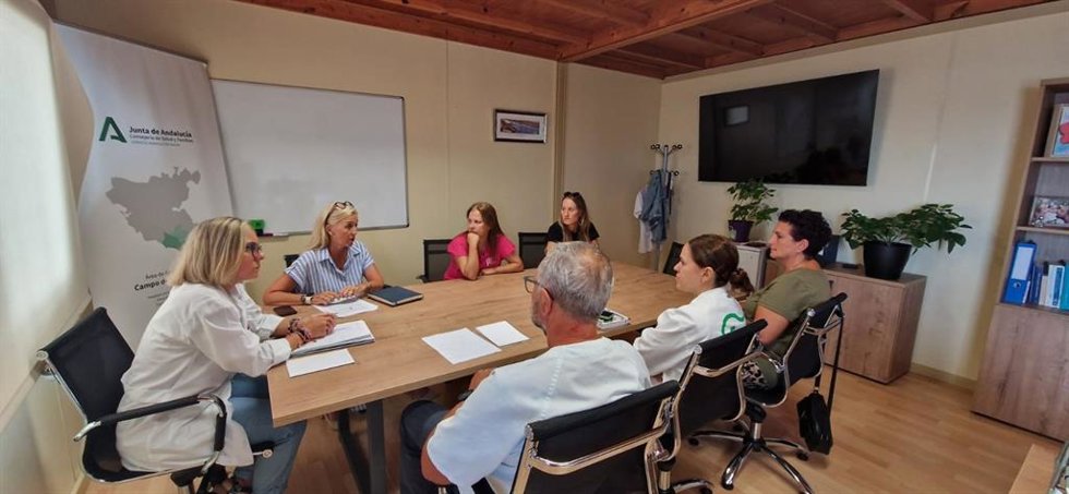 La delegada territorial de Salud y Consumo en la provincia de Cádiz, Eva Pajares, en una reunión con asociaciones contra el cáncer en la comarca del Campo de Gibraltar.