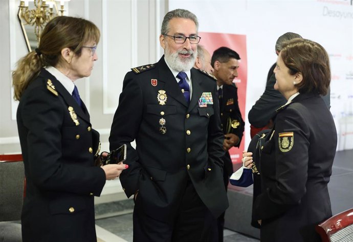 Archivo - El exjefe de la Comisaría General de Información de la Policía Nacional, Eugenio Pereiro (c), conversa en un desayuno informativo de Europa Press