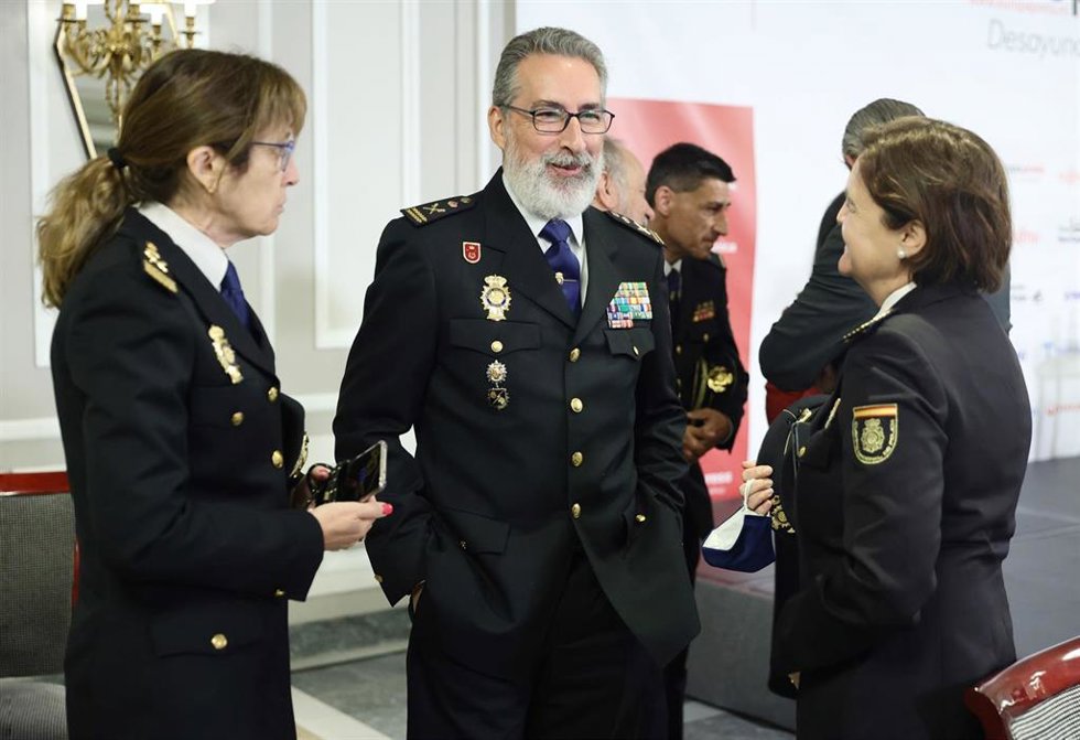 Archivo - El exjefe de la Comisaría General de Información de la Policía Nacional, Eugenio Pereiro (c), conversa en un desayuno informativo de Europa Press