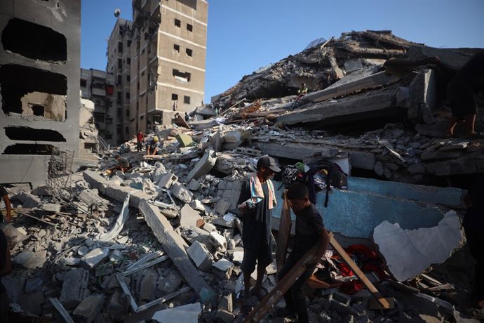 September 15, 2025, Gaza City, Gaza Strip, Palestinian Territory: Palestinians inspect the damage at the site of Israeli strikes that destroyed Al-Jundi al-Majhoul residential tower on Sunday, in Gaza City, September 15, 2025