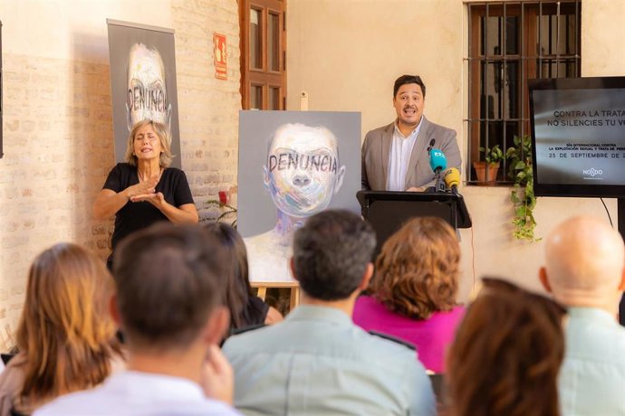 El delegado municipal de Igualdad, José Luis García, en la presentación de la campaña contra la explotación sexual y la trata de seres humanos.