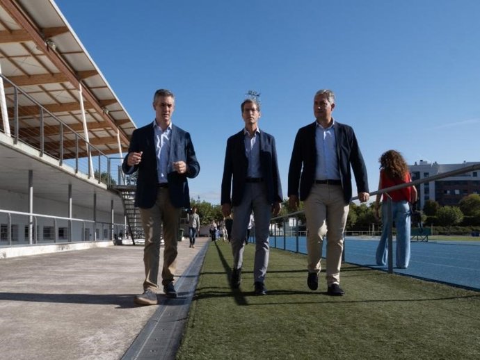El presidente del Gobierno de La Rioja, Gonzalo Capellán, junto al consejero de Cultura, Turismo, Deporte y Juventud, José Luis Pérez Pastor, y el director general de Deporte y Juventud, Diego Azcona, visitan las obras de reforma que se están llevando