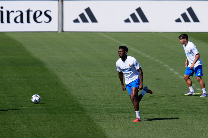 Aurelien Tchouaméni durante el entrenamiento del Real Madrid para preparar el duelo ante el Olympique de Marsella de la Liga de Campeones