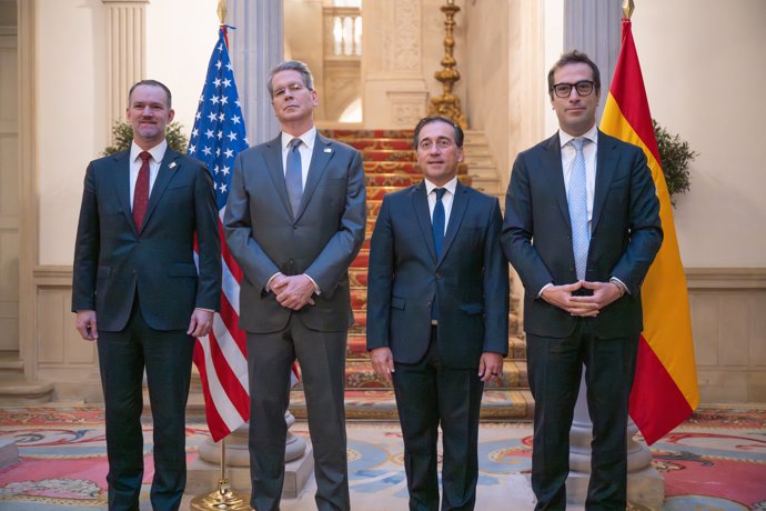 El ministro de Economía, Comercio y Empresa, Carlos Cuerpo, y el ministro de Asuntos Exteriores, José Manuel Albares, durante una reunión con el secretario del Tesoro de Estados Unidos, Scott Bessent, y con el representante de Comercio de Estados 