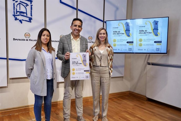 El diputado de Promoción Agroalimentaria, Consumo de la Diputación de Valladolid, Moisés Santana; y la teniente de alcalde de Pesquera de Duero, Elisa Martínez, la primera edición del Festival de Música Clásica Milla de Oro.