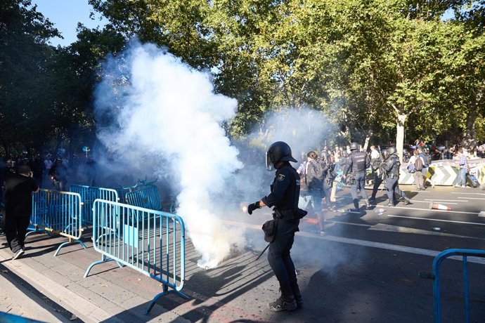 Cargas policiales a varias personas que protestan a favor de Palestina en Atocha, el día de la etapa 21 de la Vuelta Ciclista a España