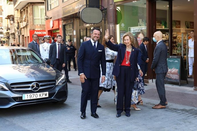 La reina Sofía, junto al alcalde de Elche (Alicante), Pablo Ruz, a su llegada al Gran Teatro de la ciudad, donde ha presidido la inauguración del Congreso Internacional sobre Enfermedades Neurodegenerativas (INCD)
