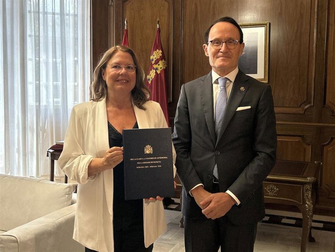 La presidenta de la Asamblea Regional, Visitación Martínez, recibe la Memoria de Actividad de la Fiscalía de la Comunidad Autónoma correspondiente al ejercicio 2024 de manos del fiscal superior de la Región de Murcia, José Luis Díaz Manzanera