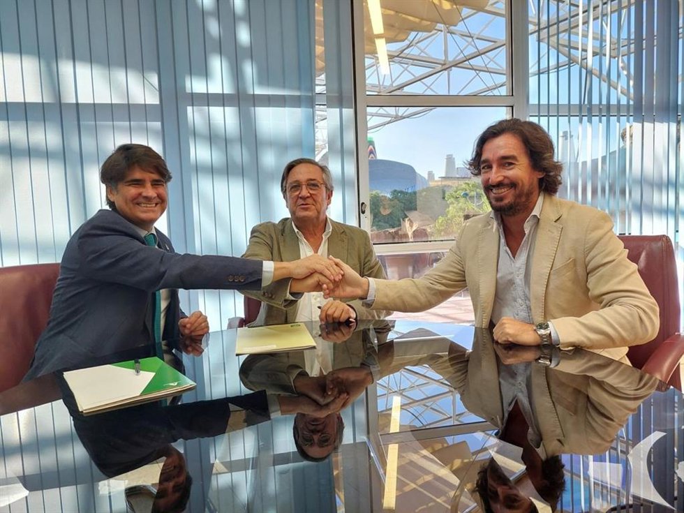 Andalucía Emprende y el IECA formalizan un convenio de colaboración para "potenciar" el conocimiento del ecosistema empresarial andaluz. El director general de Andalucía Emprende, Daniel Escacena, y el director del IECA, Manuel Ignacio Castaño.