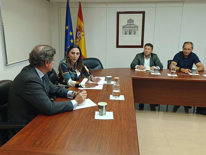 Imagen de la consejera Sara Rubira durante la reunión con el secretario general de la Confederación Española de Pesca (CEPESCA), Javier Garat