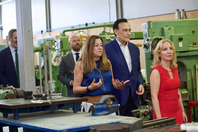 Castillo y Villamandos, precedidos por la directora del IES Zoco, Sonia Moncalvillo, durante la visita a las instalaciones del centro.