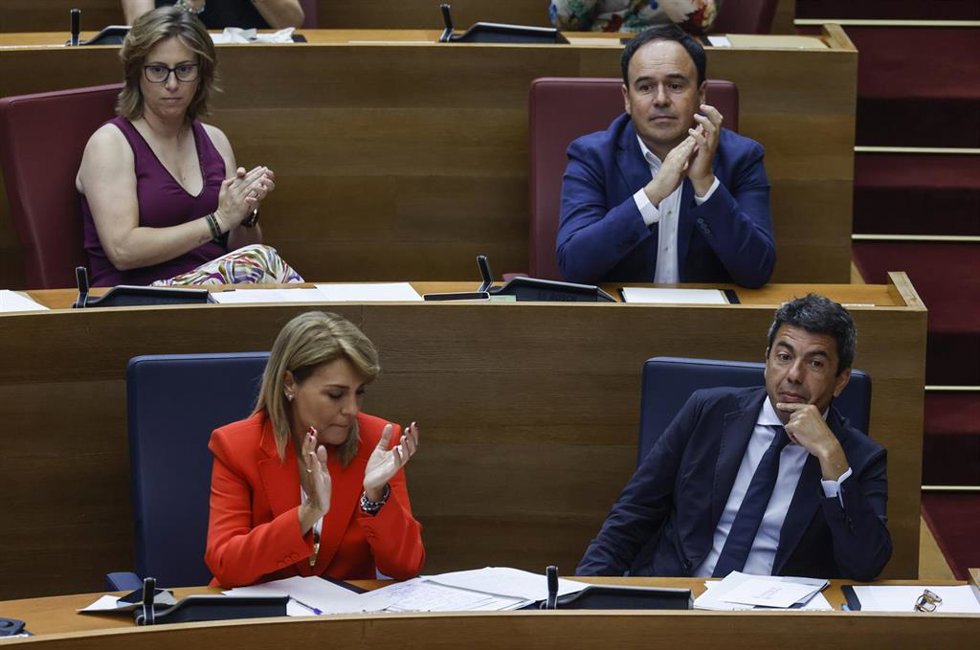 Archivo - La vicepresidenta de la Generalitat Valenciana, Susana Camarero y el president de la Generalitat, Carlos Mazón, durante una sesión de control en Les Corts