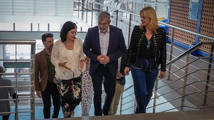 La alcaldesa de Las Palmas de Gran Canaria, Carolina Darias, junto al presidente de Canarias, Fernando Clavijo, y la consejera regional de Sanidad, Esther Monzón