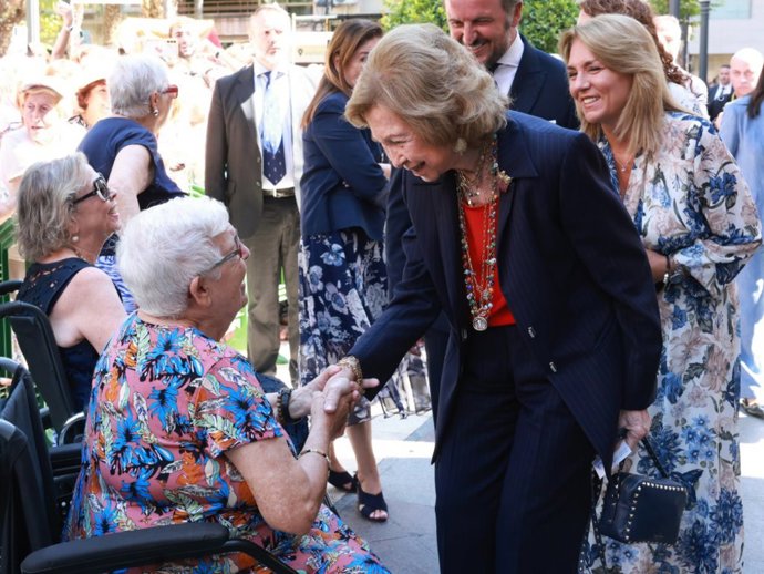 Doña Sofía, saludando a varias personas en Elche (Alicante)