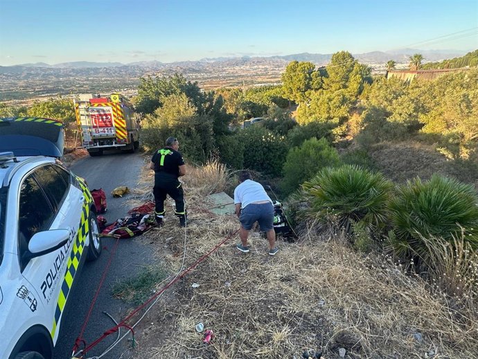 La víctima, de 90 años de edad y que había perdido el equilibrio mientras observaba el paisaje, permanecía en una posición muy peligrosa, sostenida por un familiar que fue quien dio el aviso de emergencia, y que trataba de evitar que se deslizara.