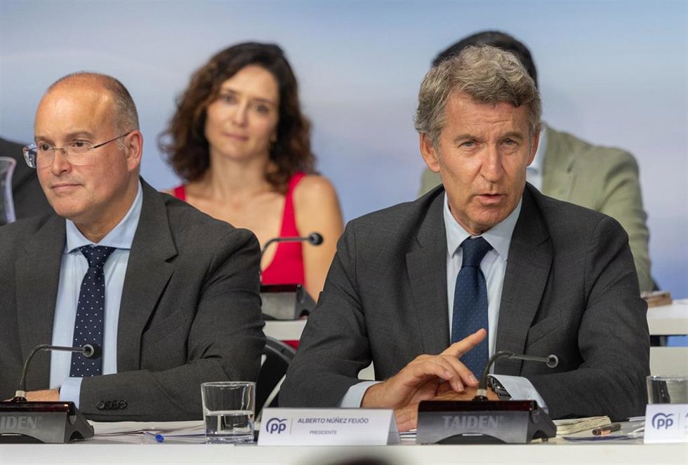 El presidente del PP, Alberto Núñez Fiejóo, acompañado por el secretario general del PP, Miguel Tellado, preside la reunión de la Junta Nacional del Partido Popular, a 15 de septiembre de 2025, en Madrid (España). 