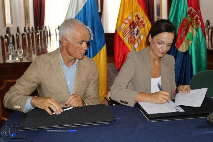 El presidente de la Junta de Compensación de El Mojón, Miguel Villarroya, y la alcaldesa de Arona, Fátima Lemes, en la firma de un acuerdo de recepción de suelo